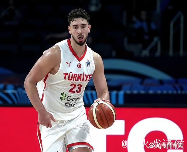 上半场申京效率不俗，10投命中6球，贡献14分3篮板5助攻1抢断1封盖